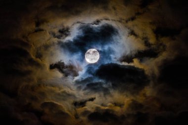 Ayın bulutlar arasında