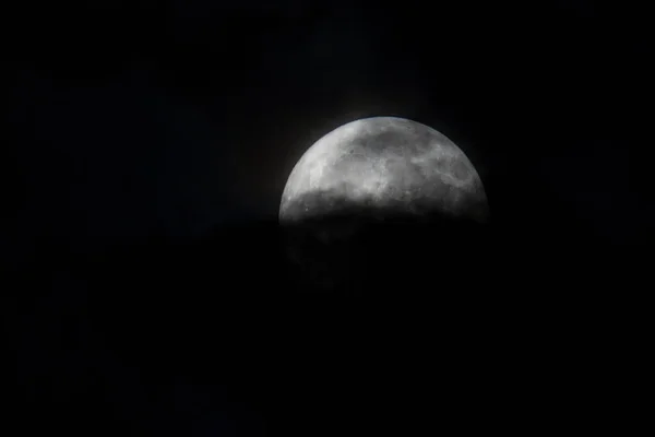 구름 사이의 달 — 스톡 사진