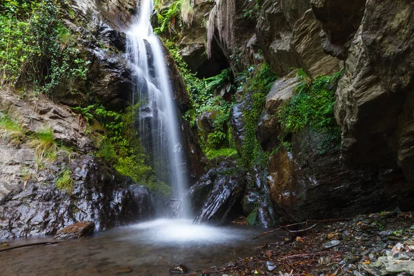 Pequena Cachoeira Com Efeito Seda — Fotografia de Stock