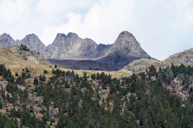 Dağlık arazi kayalık tepeler ve bulutlarla