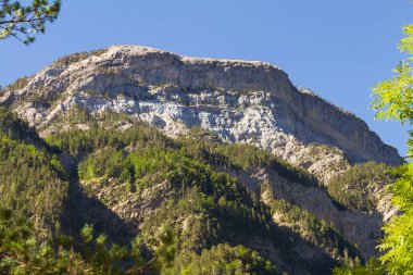 Pirenelerin dağlık ve kayalık manzarası
