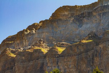 Pirenelerin dağlık ve kayalık manzarası