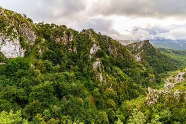 Pirenelerin dağlık ve kayalık manzarası