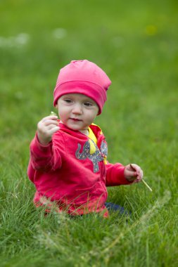 Şirin Bebek çimde oturma