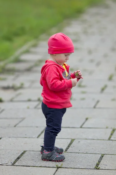 Baby flicka utomhus — Stockfoto