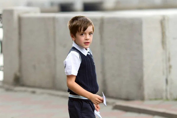 Colegial de pie al aire libre —  Fotos de Stock