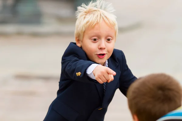 Eleganta skolpojke spela utomhus — Stockfoto