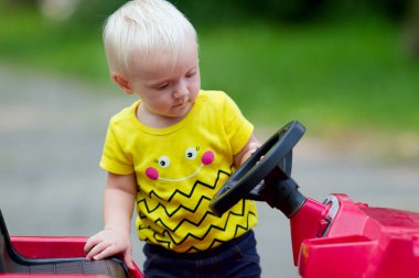 Bir araba ile küçük bebek