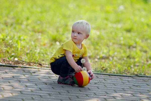 Lilla bebis med en boll — Stockfoto