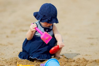 Kumsalda oynarken kız bebek