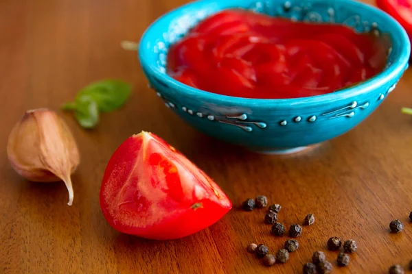 Salsa de tomate en un tazón — Foto de Stock