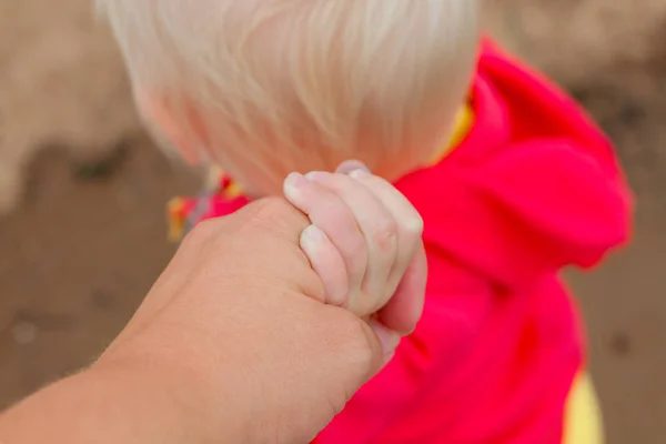 Barnets Hand Håller Föräldrarnas Hand Kärlek Familj Ömhet — Stockfoto