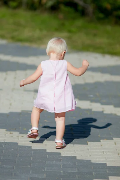 Blond Baby Girl Having Her First Steps Outdoors — Stock Photo, Image