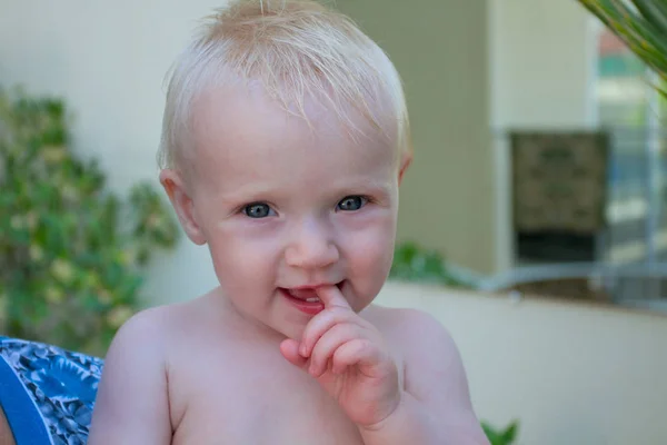 Søt Blond Baby Stikker Fingeren Munnen – stockfoto