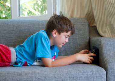 Genç styding bir tablet vasıl ev ile