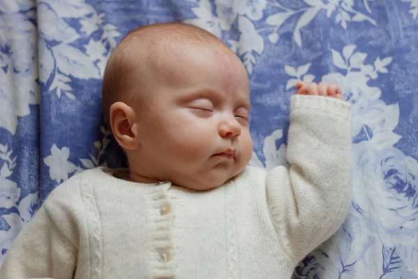 Newborn Baby Slepping Wearing Knitted Overall — Stock Photo, Image