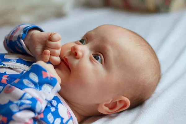 Neonato Sdraiato Sul Letto Guardando Alto — Foto Stock