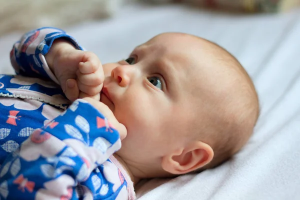 Neonato Sdraiato Sul Letto Guardando Alto — Foto Stock