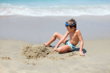 Kale kale üzerinde denize sıfır kum plaj kum plaj/genç bina genç