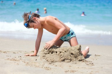 Kale kale üzerinde denize sıfır kum plaj kum plaj/genç bina genç