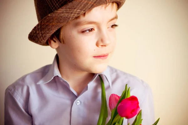 Stilig Ung Pojke Hatt Hålla Tulpaner Porträtt Stilig Teenger Hatt — Stockfoto