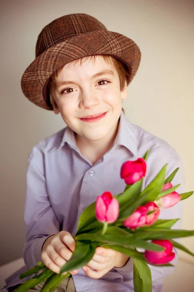 Stilig Ung Pojke Hatt Hålla Tulpaner Porträtt Stilig Teenger Hatt — Stockfoto