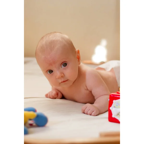 Nyfødt Baby Ligger Sengen Med Leketøy Søt Nyfødt Baby Sengen – stockfoto
