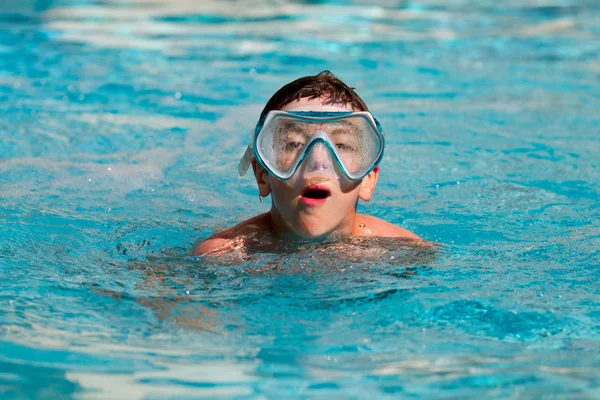 Teenager boy wearing mask swimming/Teenager boy wearing mask swimming in the pool