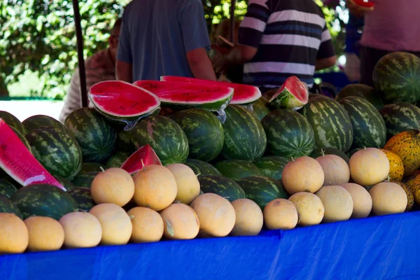 Verse Meloenen Watermeloenen Tentoongesteld Boerenmarkt — Stockfoto