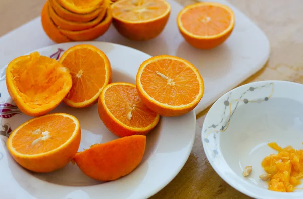 Agrumes Frais Moitiés Orange Sur Assiette Planche Cuttimg Après Avoir — Photo