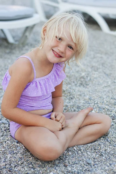 Красивая Улыбающаяся Блондинка Фиолетовом Купальнике Сидящая Пляже — стоковое фото