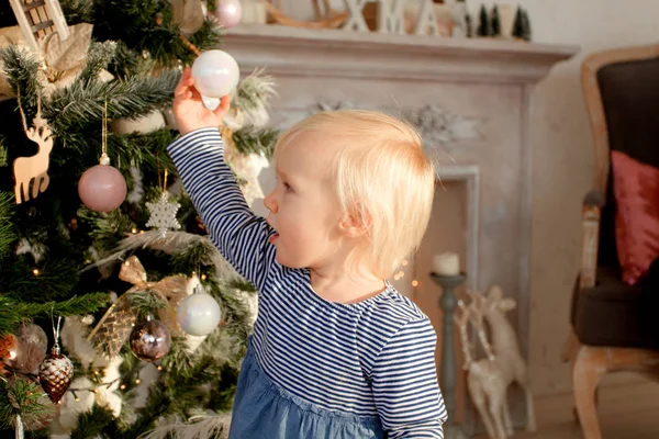 Bébé Fille Blonde Mignonne Explorant Arbre Noël Cadeaux Jouets Sur — Photo