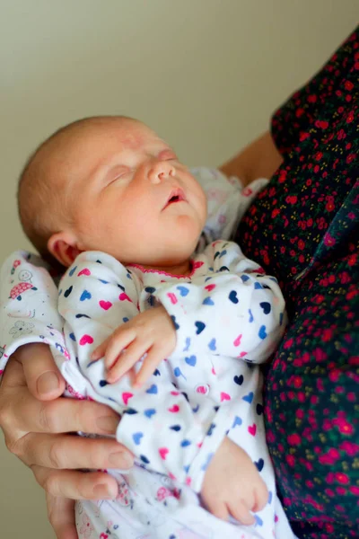 Красивая Новорожденная Девочка Руках Женщины Матери Бабушки — стоковое фото