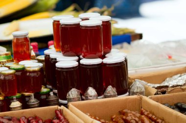 Kavanozlar dolusu taze bal ve diğer Türk tatlıları pazarda sergileniyor.