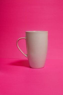 Sevgililer Günü hediyesi, pembe arka planda beyaz kupa.