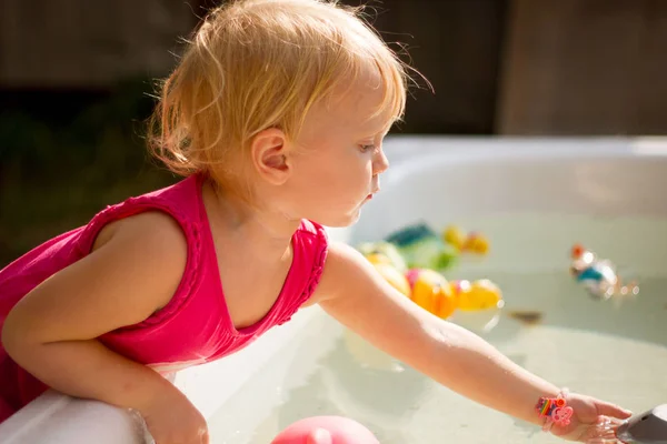 Милая Блондинка Играющая Игрушками Ванной Открытом Воздухе Солнечный Летний День — стоковое фото