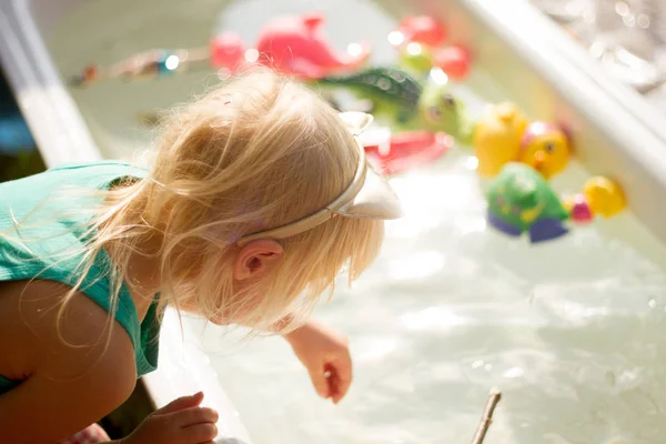 Милая Блондинка Играющая Игрушками Ванной Открытом Воздухе Солнечный Летний День — стоковое фото