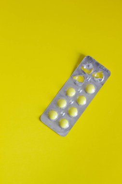 Sarı arka planda sarı haplarla su topladı