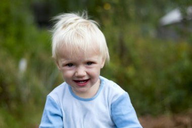 Bir yaz günü açık havada sevimli, komik sarışın bir bebeğin portresi.