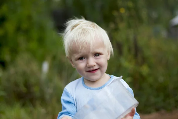 Söt Blond Baby Leker Med Plastburk Tittar Genom Den Himlen — Stockfoto