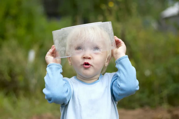 Jolie Blonde Bébé Joue Avec Pot Plastique Regarde Travers Ciel — Photo