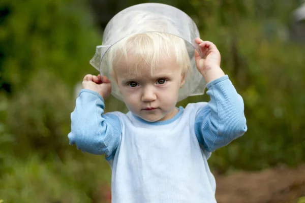 Jolie Blonde Bébé Joue Avec Pot Plastique Regarde Travers Ciel — Photo