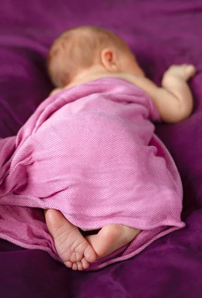 Dolce Neonato Che Dorme Nel Letto Con Coperta Rosa Concentrarsi — Foto Stock