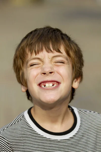 Porträtt Stilig Ung Pojke Som Ler Och Visar Tänderna Utomhus — Stockfoto