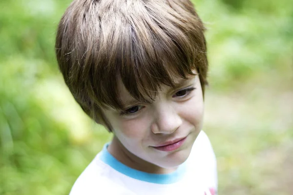 Портрет Красивого Мальчика Открытом Воздухе Солнечный Летний День — стоковое фото
