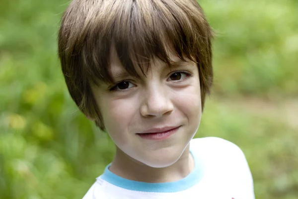 Portrait Beau Jeune Garçon Extérieur Par Une Journée Été Ensoleillée — Photo