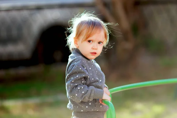 Adorabile Bambina Che Gioca Sulla Giostra Nel Parco Giochi Nella — Foto Stock