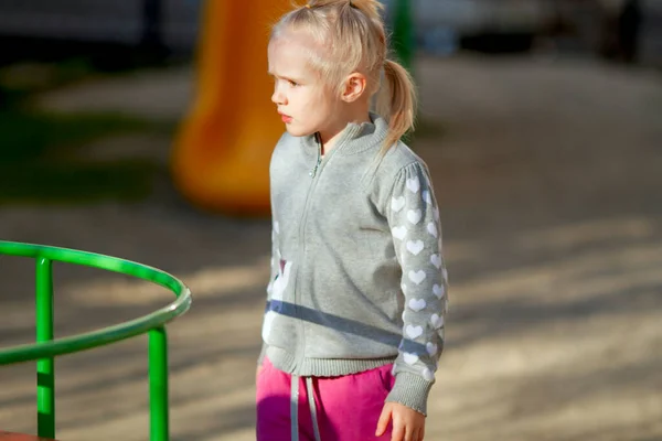 Mooi Peuter Blond Meisje Spelen Carrousel Speelplaats Zonnige Lentedag — Stockfoto