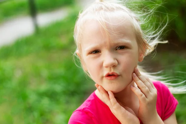 Retrato Una Hermosa Niña Rubia Día Verano Ventoso Tratando Sostener — Foto de Stock