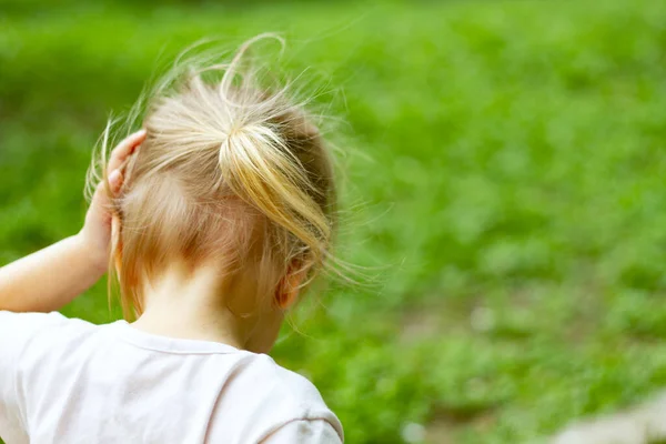 Adorable Jeune Fille Blonde Dans Une Journée Été Venteuse Portant — Photo